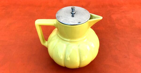 Théière / tisanière avec infuseur céramique jaune, art déco  années 1930