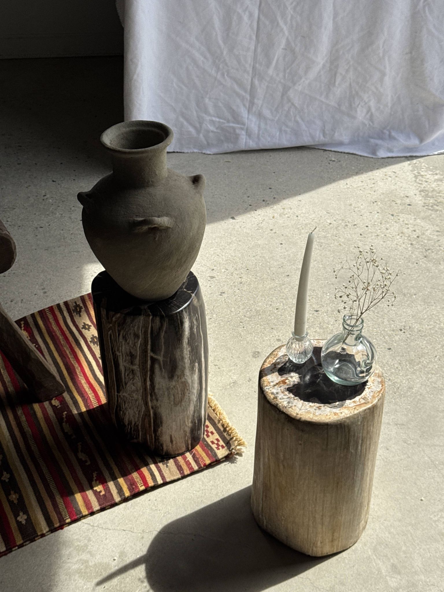 Black petrified wood side table with white and beige stripes H40 D23 - 3