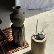 Black petrified wood side table with white and beige stripes H40 D23 - 3