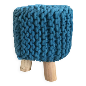 Tabouret scandinave avec assise en tricot bleu