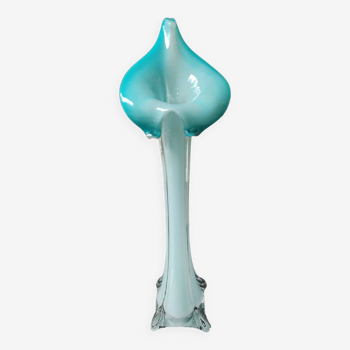 Vase soliflore de forme florale/Fleur d Arum. En opaline/verre soufflé. Haut 34 cm