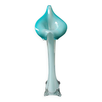 Vase soliflore de forme florale/Fleur d Arum. En opaline/verre soufflé. Haut 34 cm