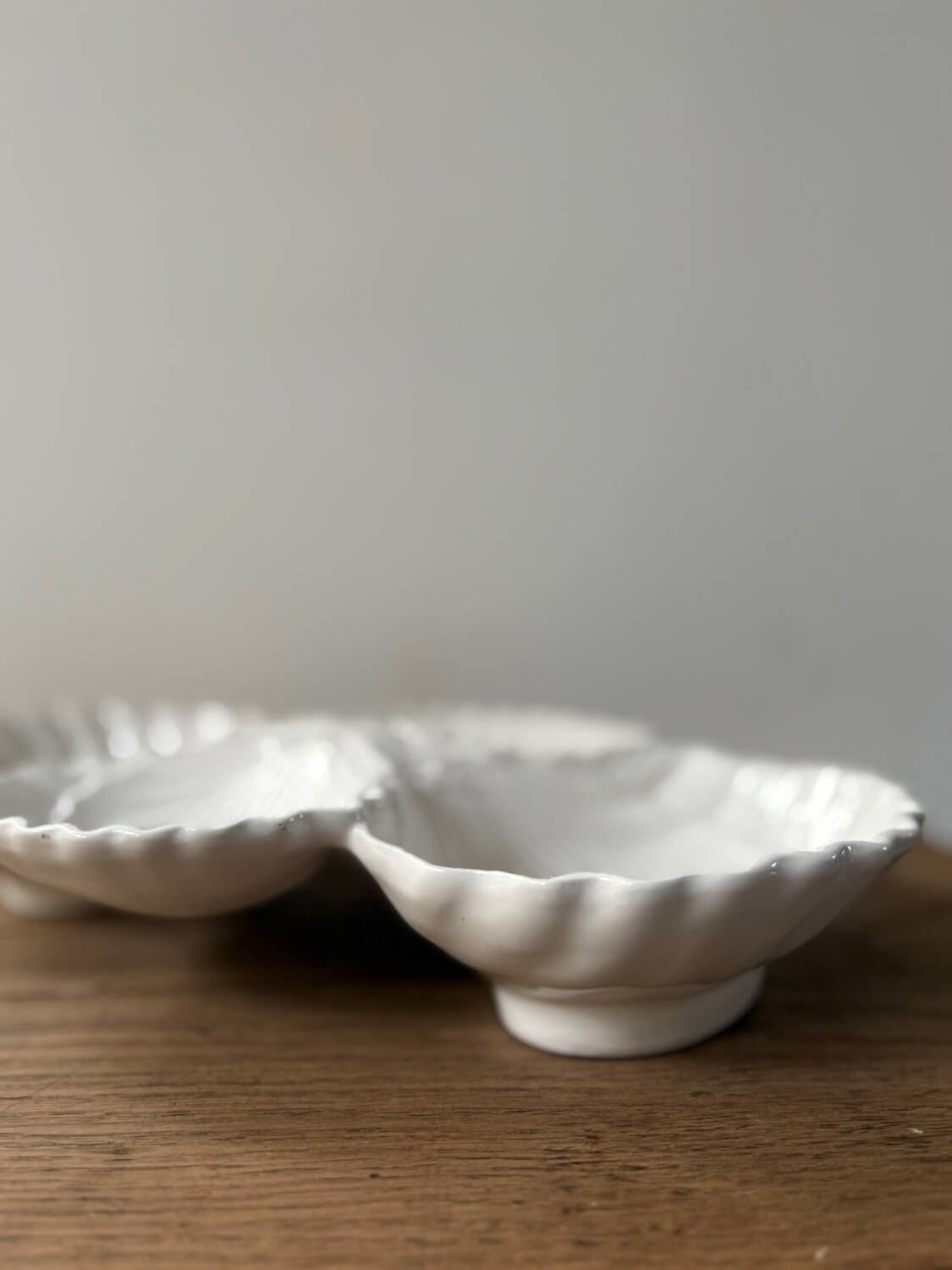Ceramic shell-shaped serving dish