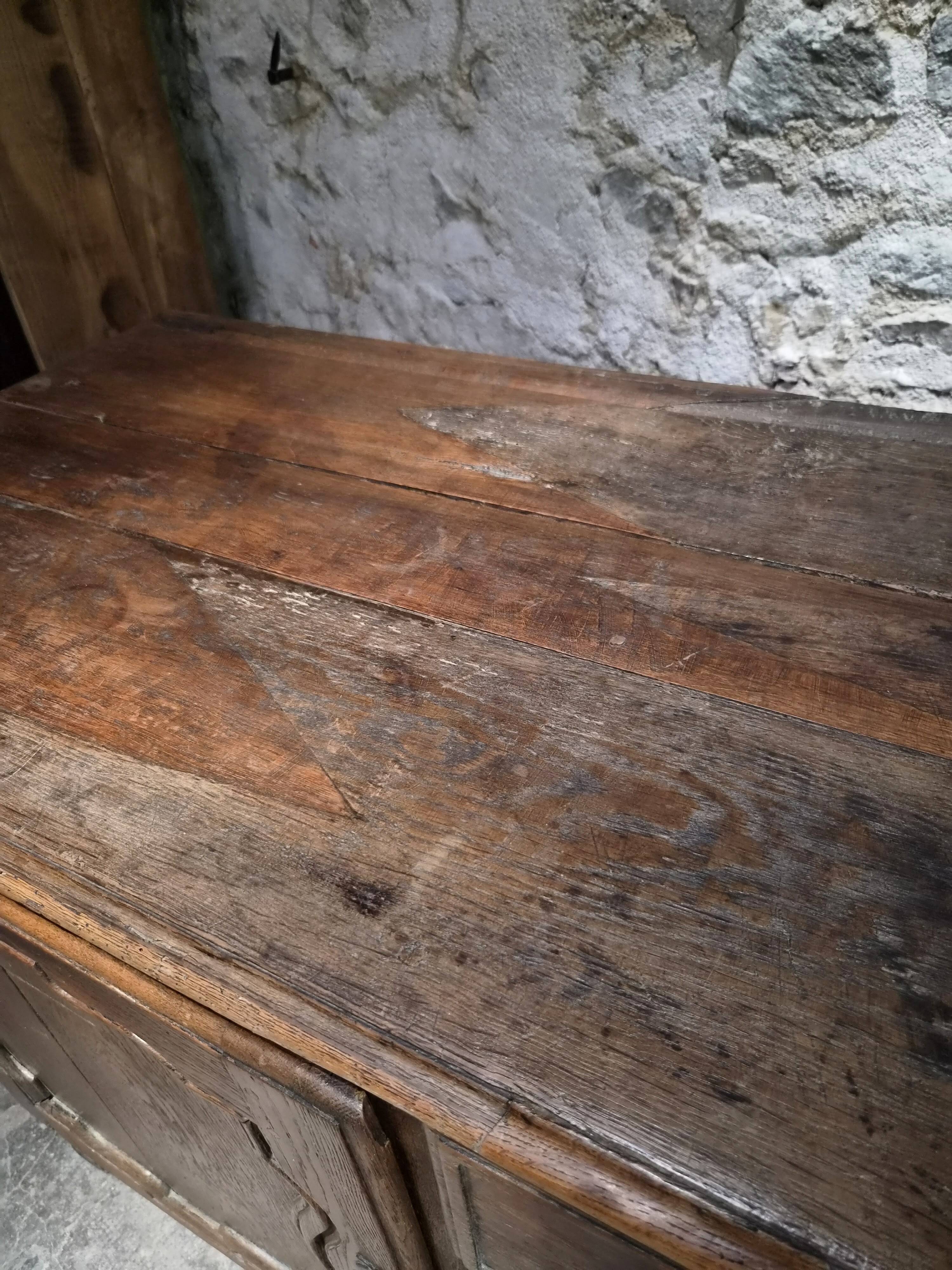 Grand oak buffet from the 18th century, Auvergne