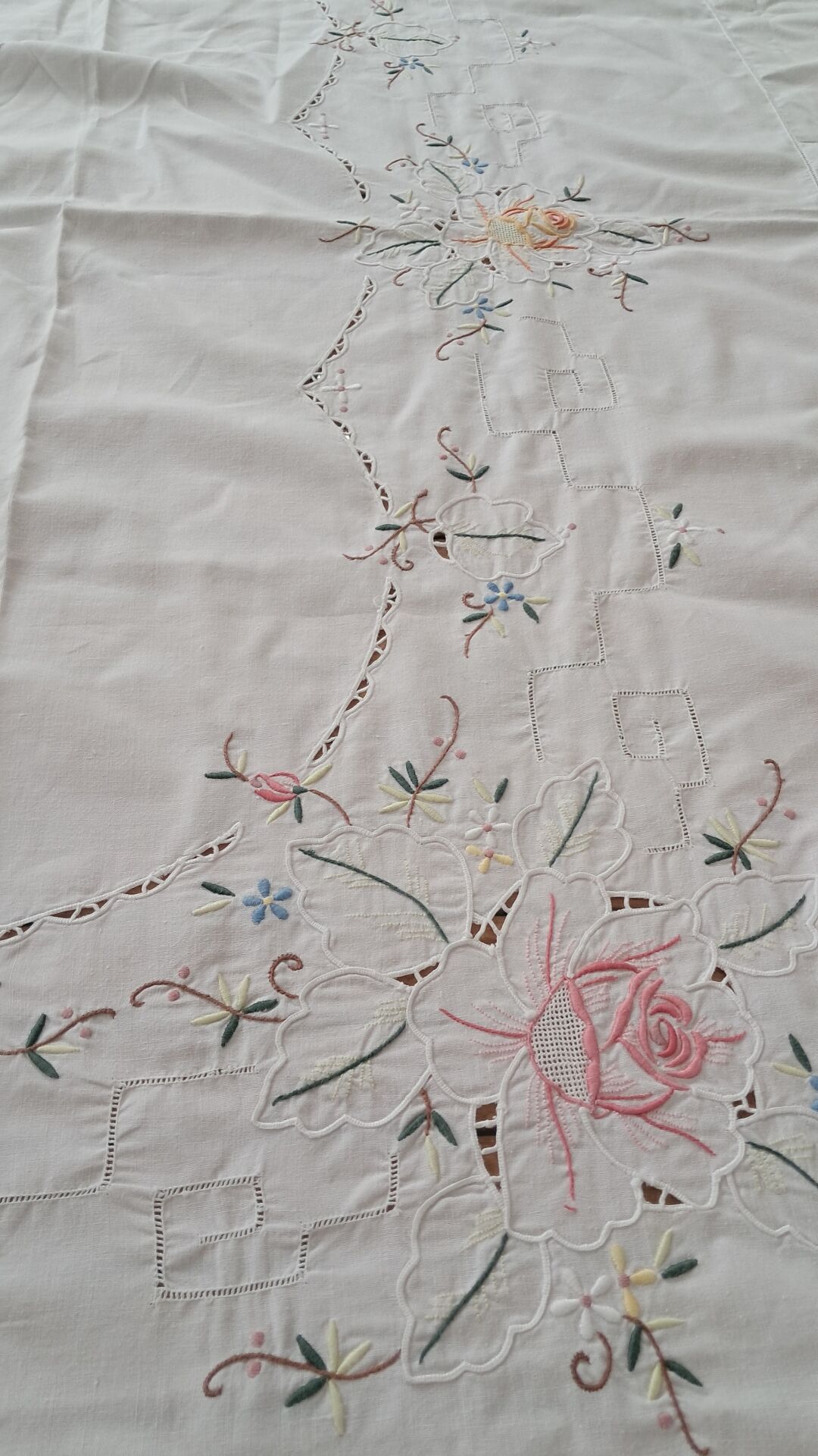 Antique hand-embroidered tablecloth with floral patterns and Richelieu cutwork – 160 x