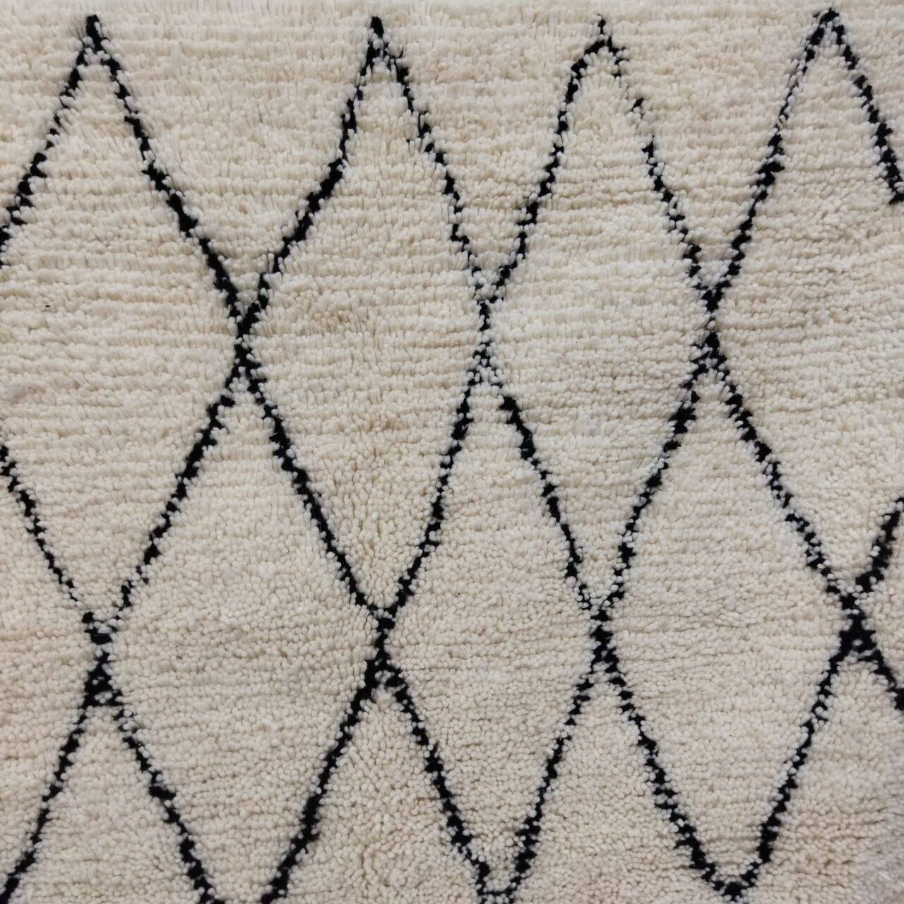 Azilal Berber rug in handmade wool 200 X 140 CM