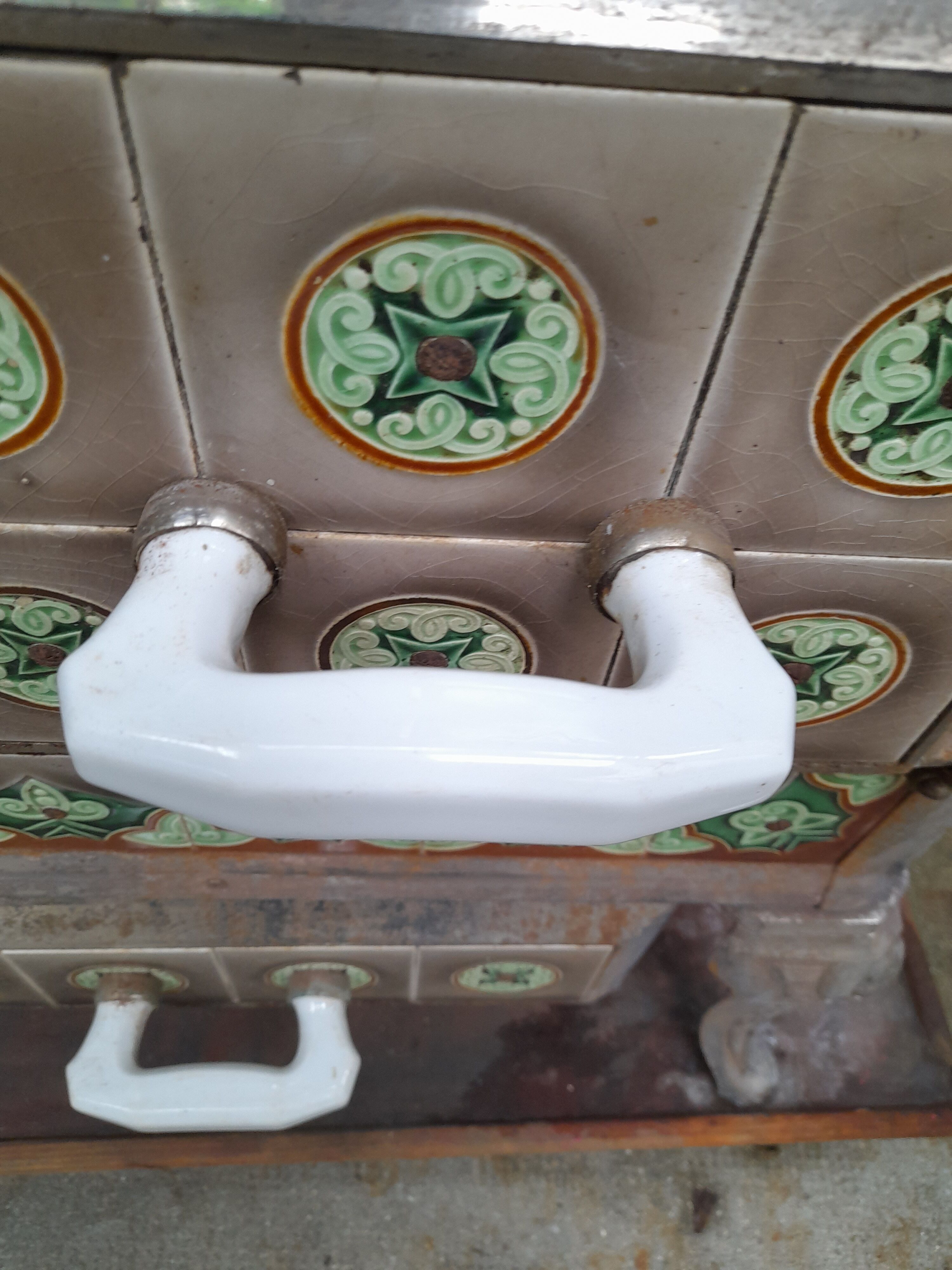 Cook old tile faience metal structure