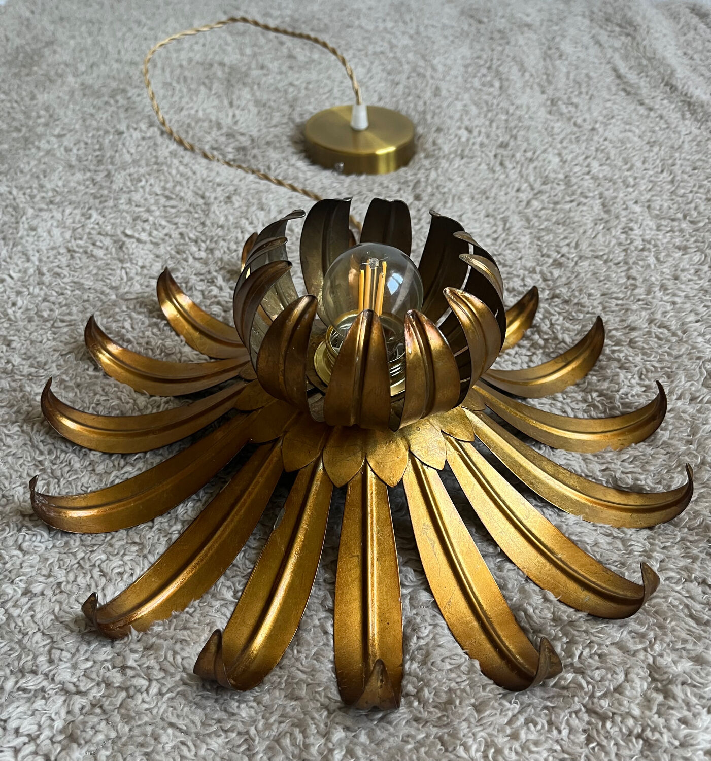 Ceiling lamp pendant in aged gilded metal palm leaf