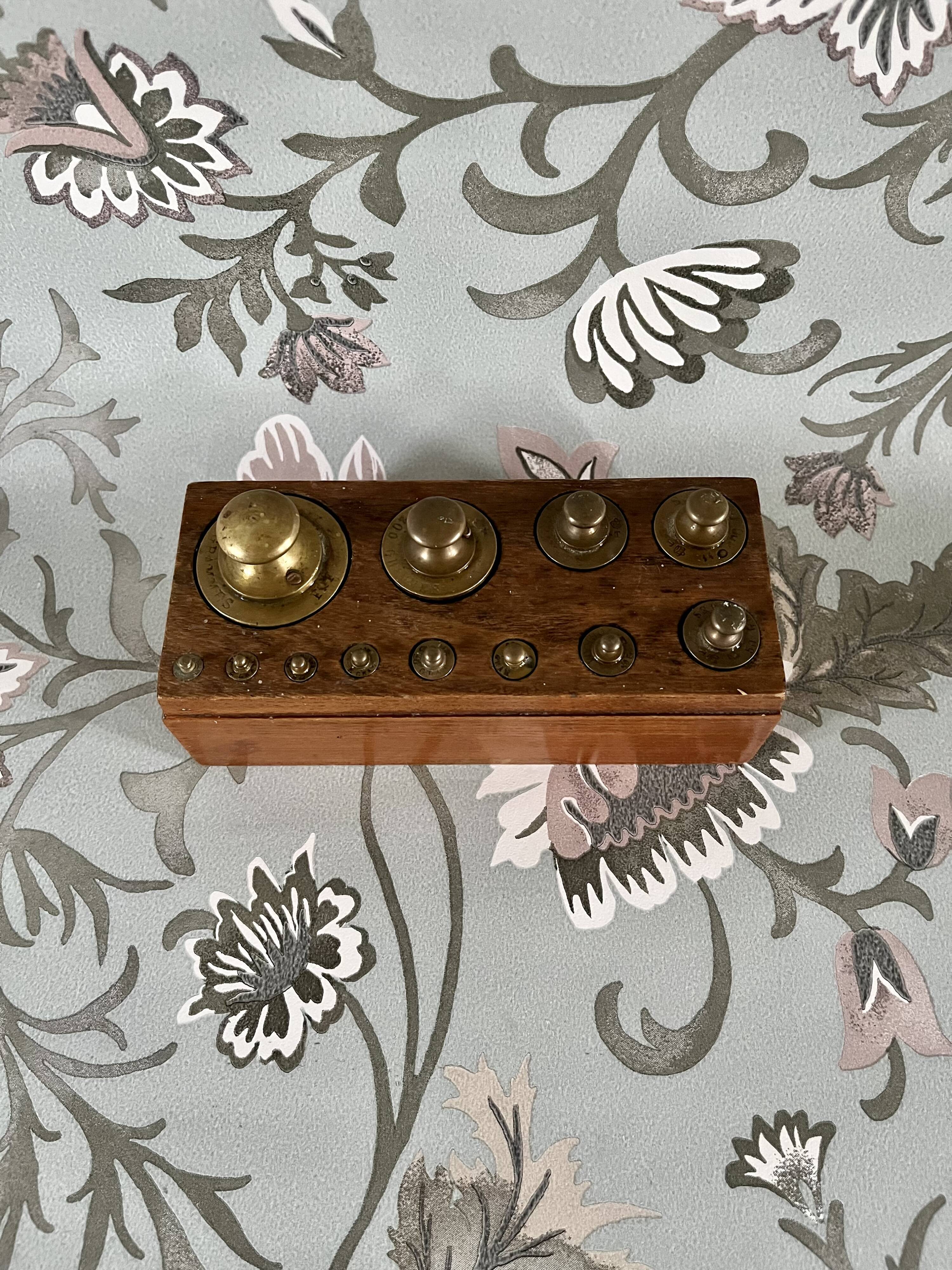 Complete brass weight box