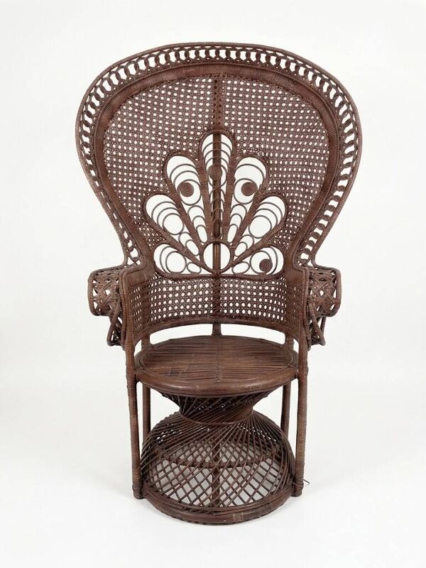 Grand fauteuil Emmanuelle ou fauteuil paon ancien en rotin tressé