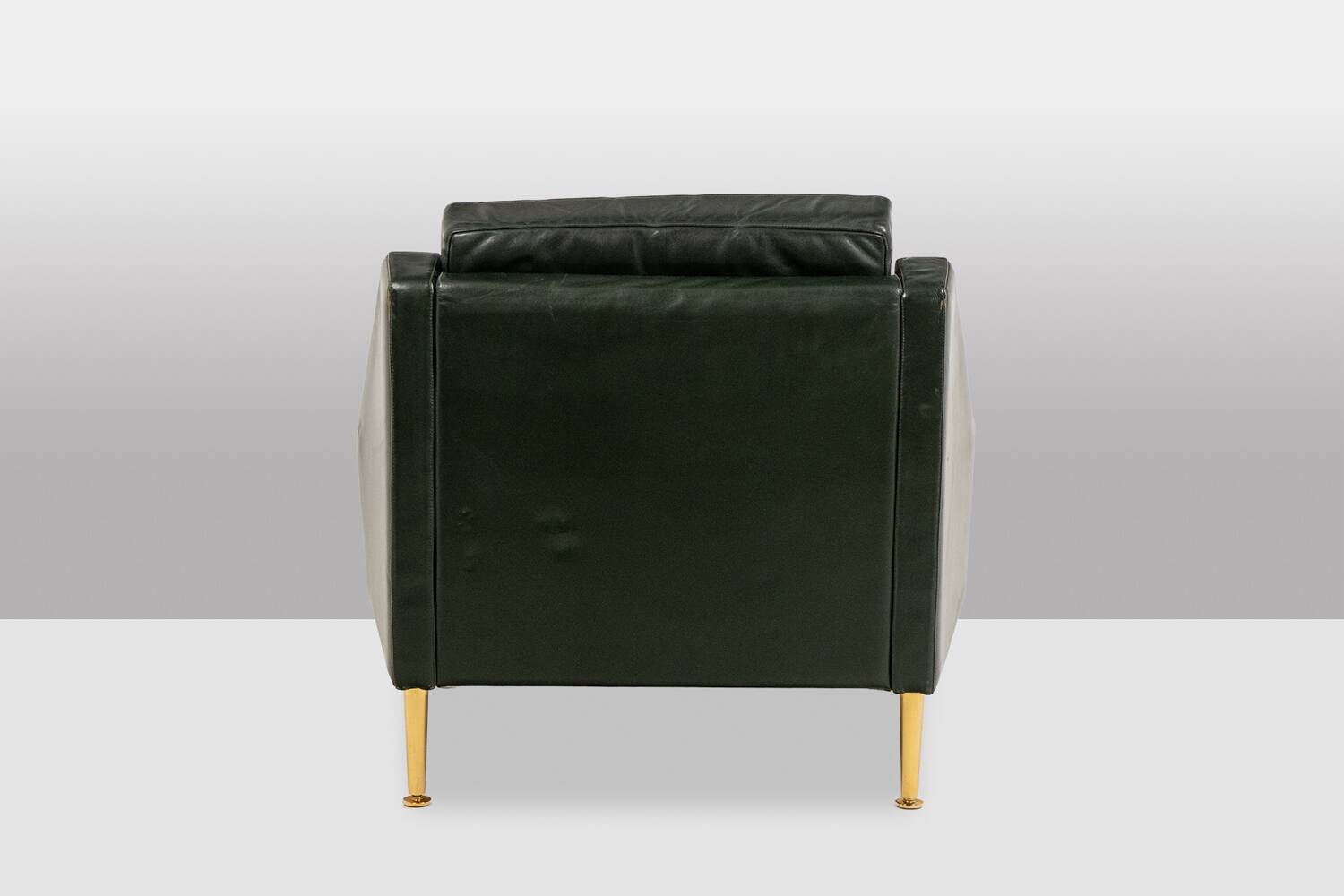 Airborne. Paire de fauteuils en cuir vert. Années 1950.