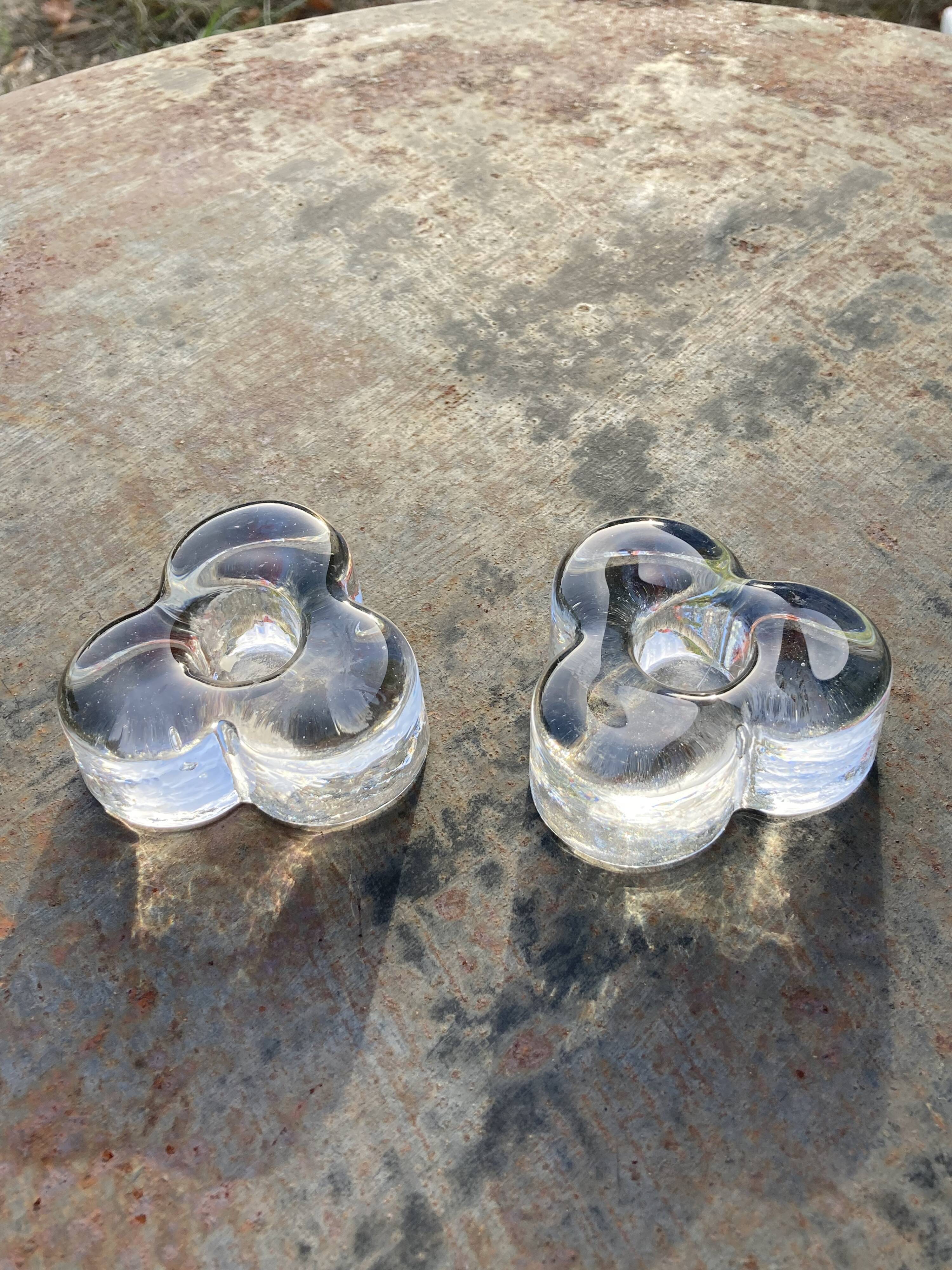 Paire de bougeoirs trèfles en verre