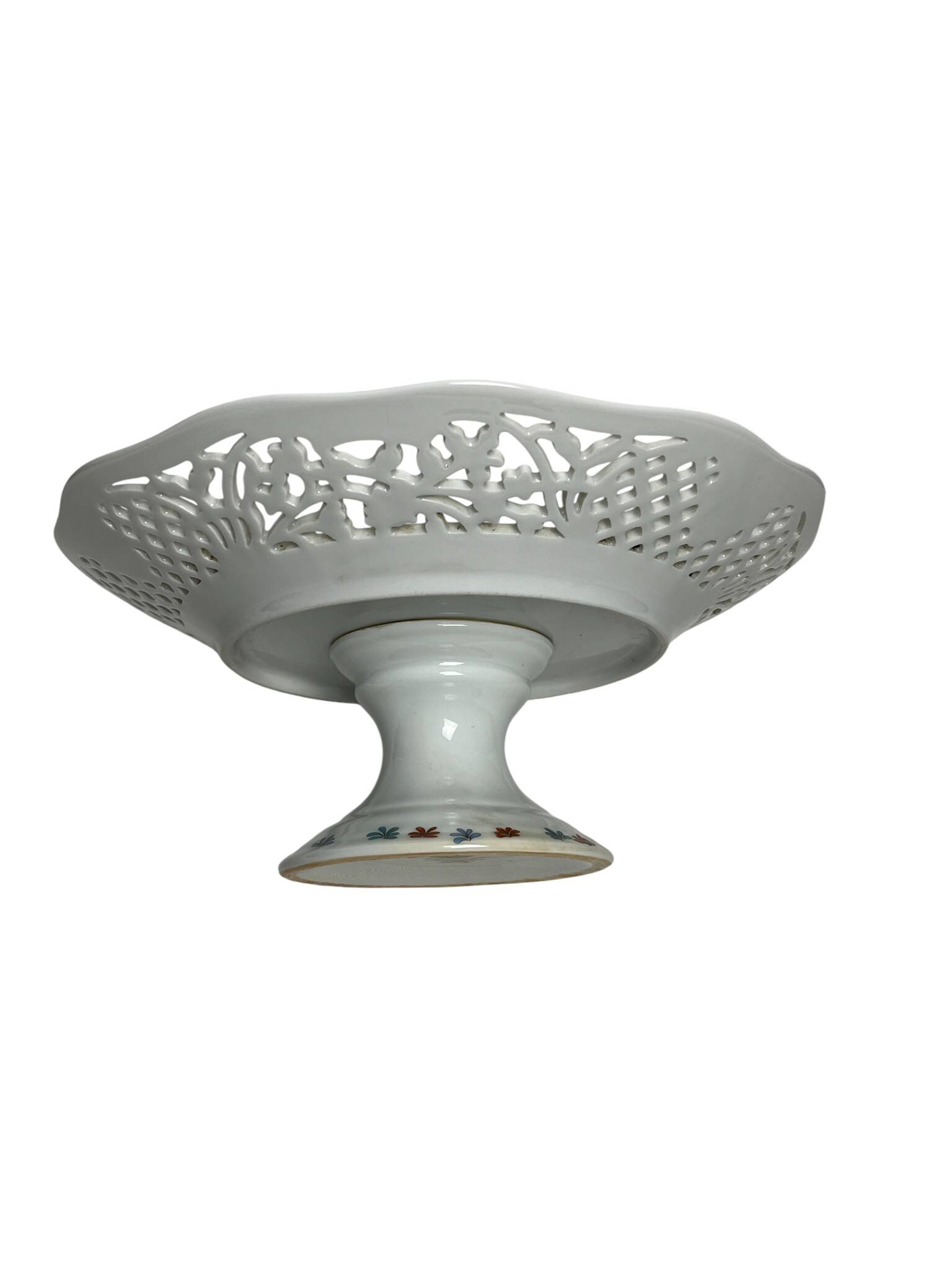 Chantilly, Kakiemon openwork porcelain footed bowl, early 20th century