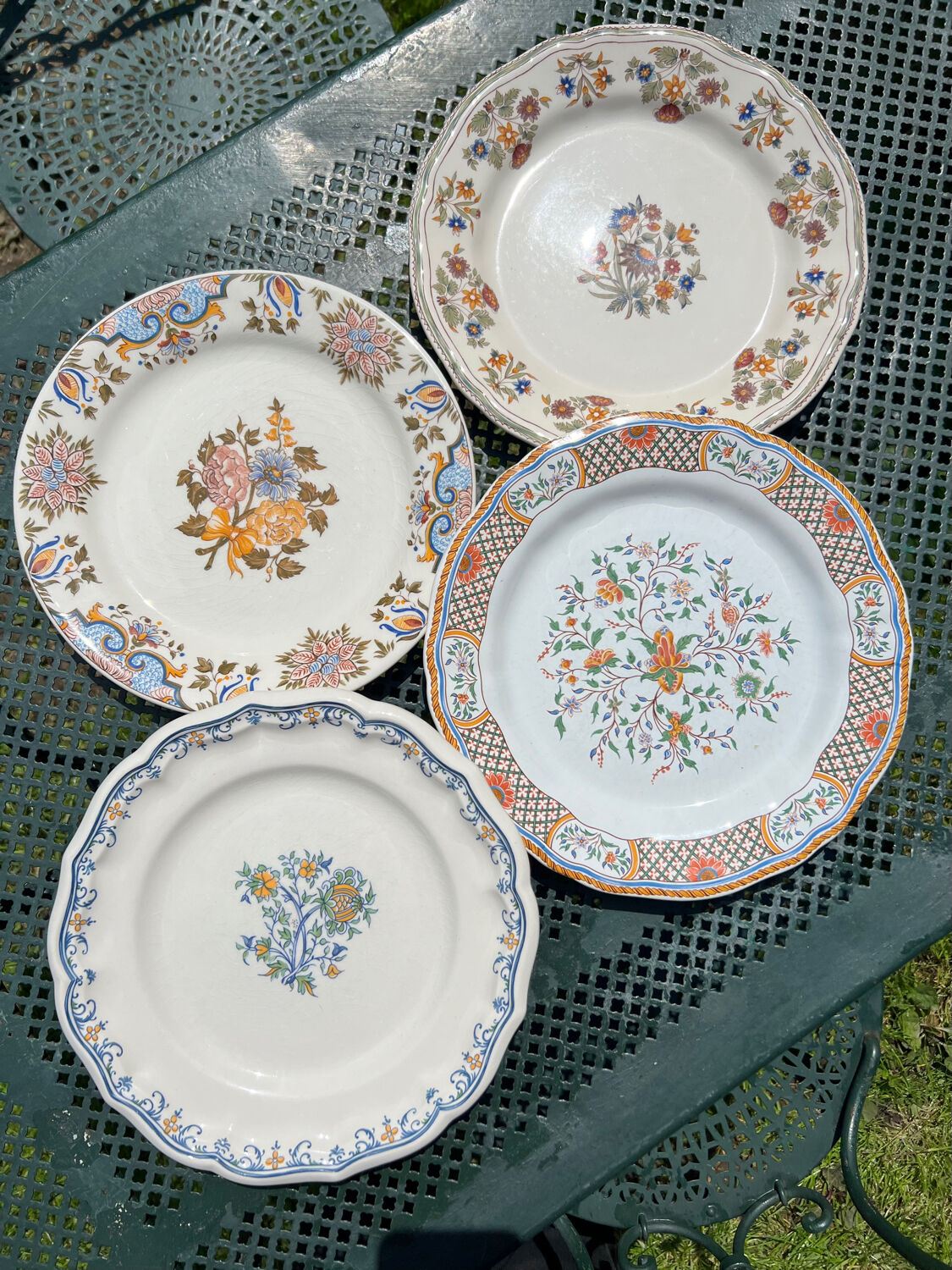 Composition of 4 flat earthenware plates, Gien