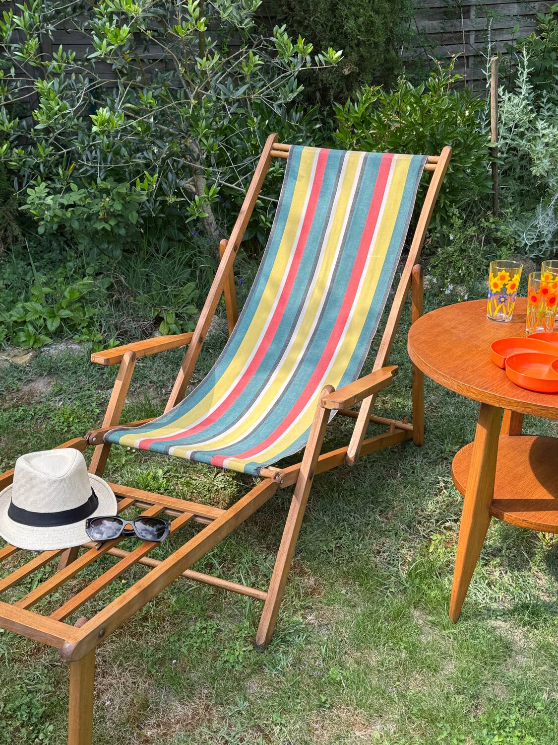 Vintage wooden deckchair/chilienne with footrest — 1960s