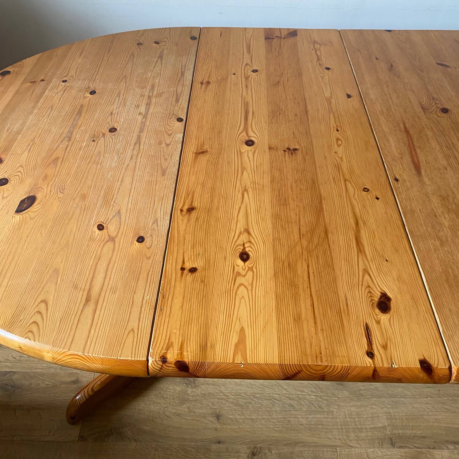 Round solid pine dining table with 2 extensions
