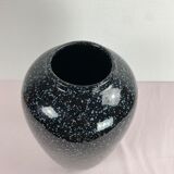 Vase moucheté noir et blanc