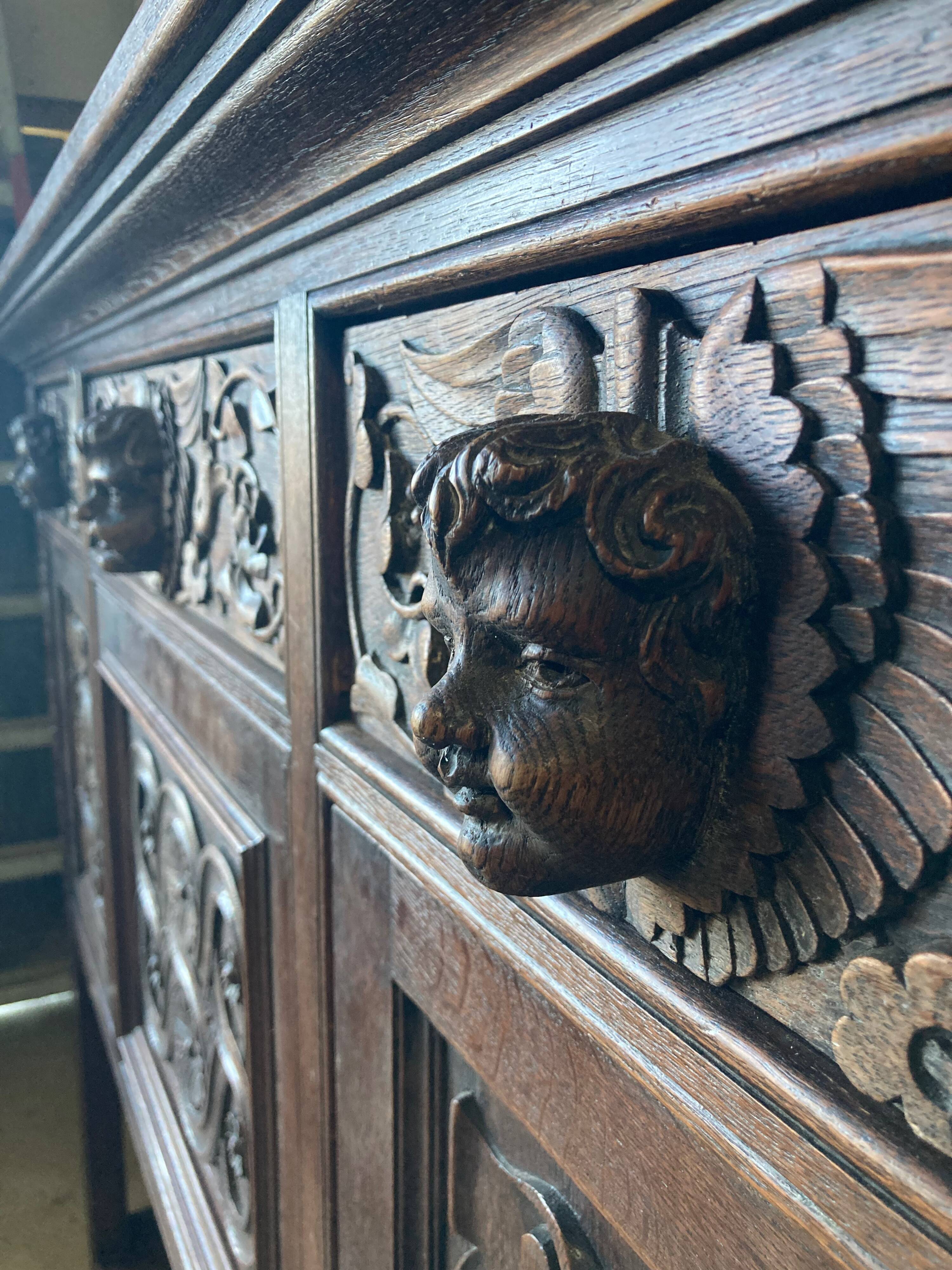 Buffet vaisselier néo-gothique