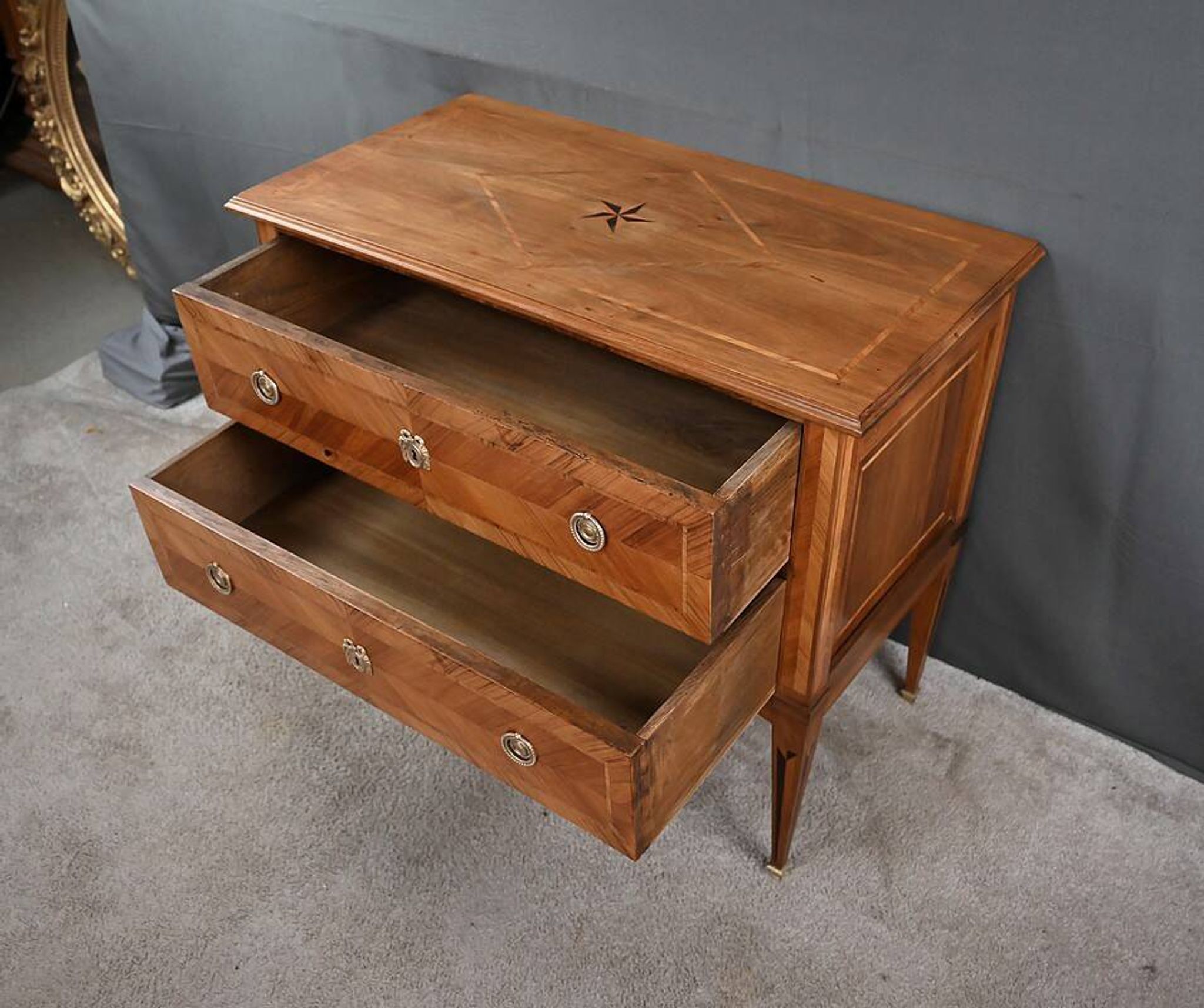 Commode Sauteuse en Marqueterie, Style Louis XVI – 1re partie XXe