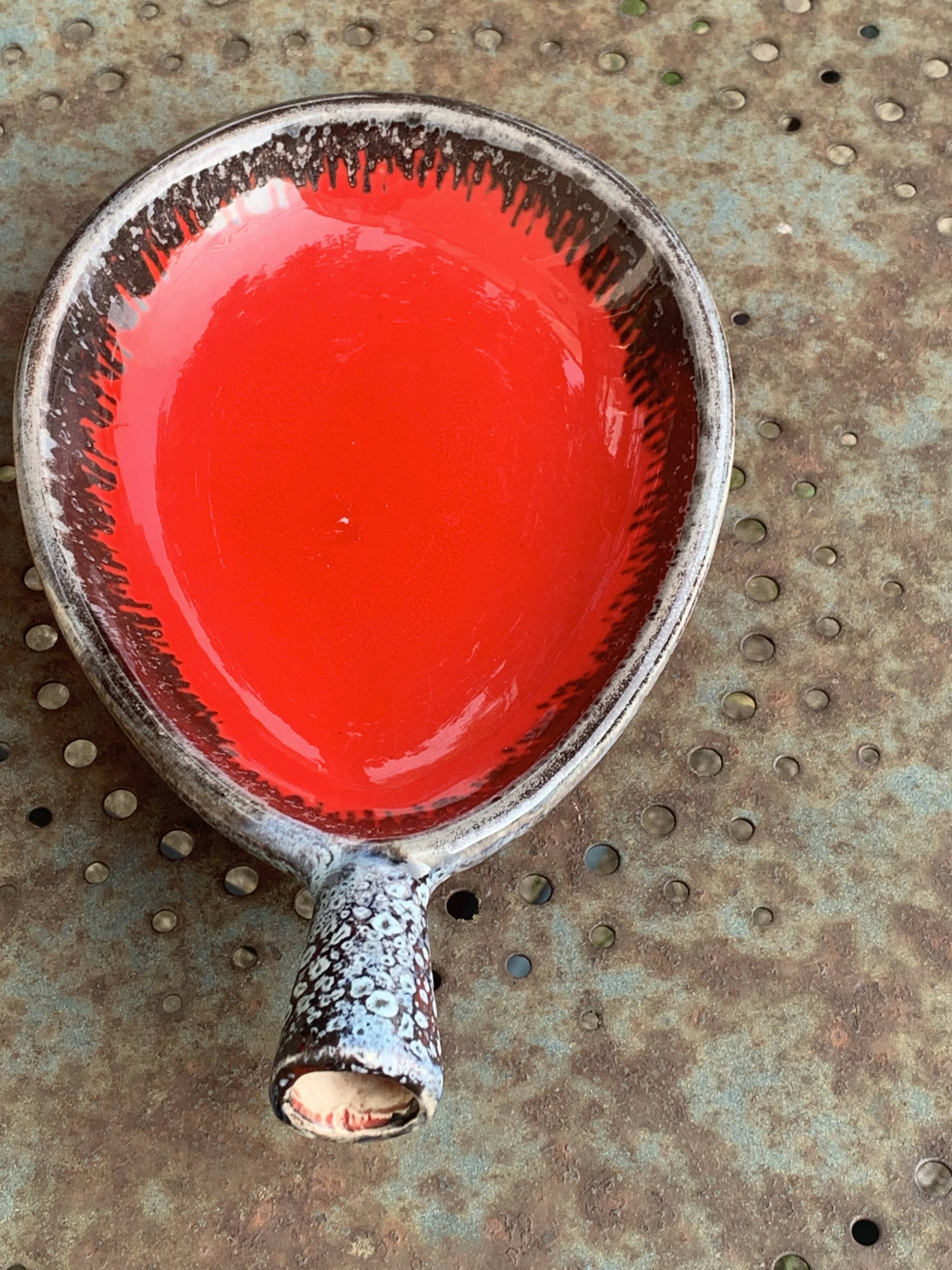 Coupelle en céramique vintage, de couleur rouge, forme originale et design