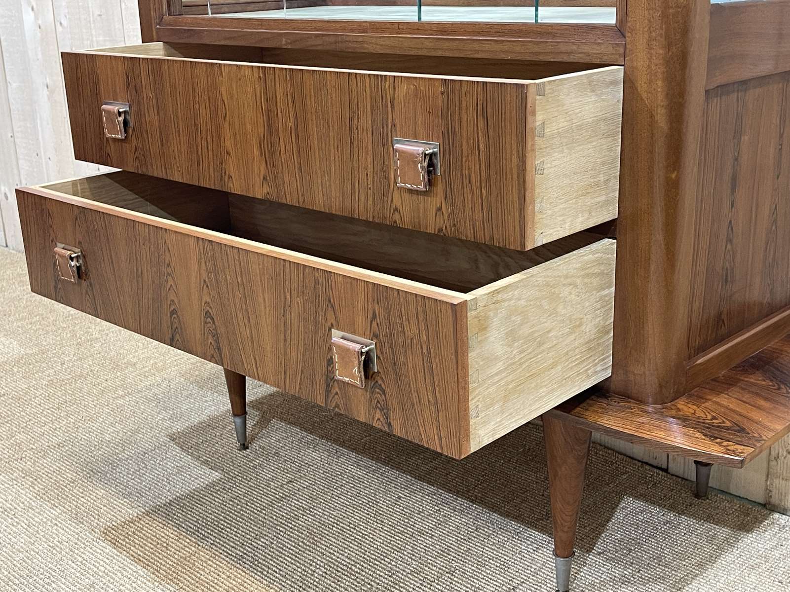 60s showcase in rosewood, mahogany and leather handles