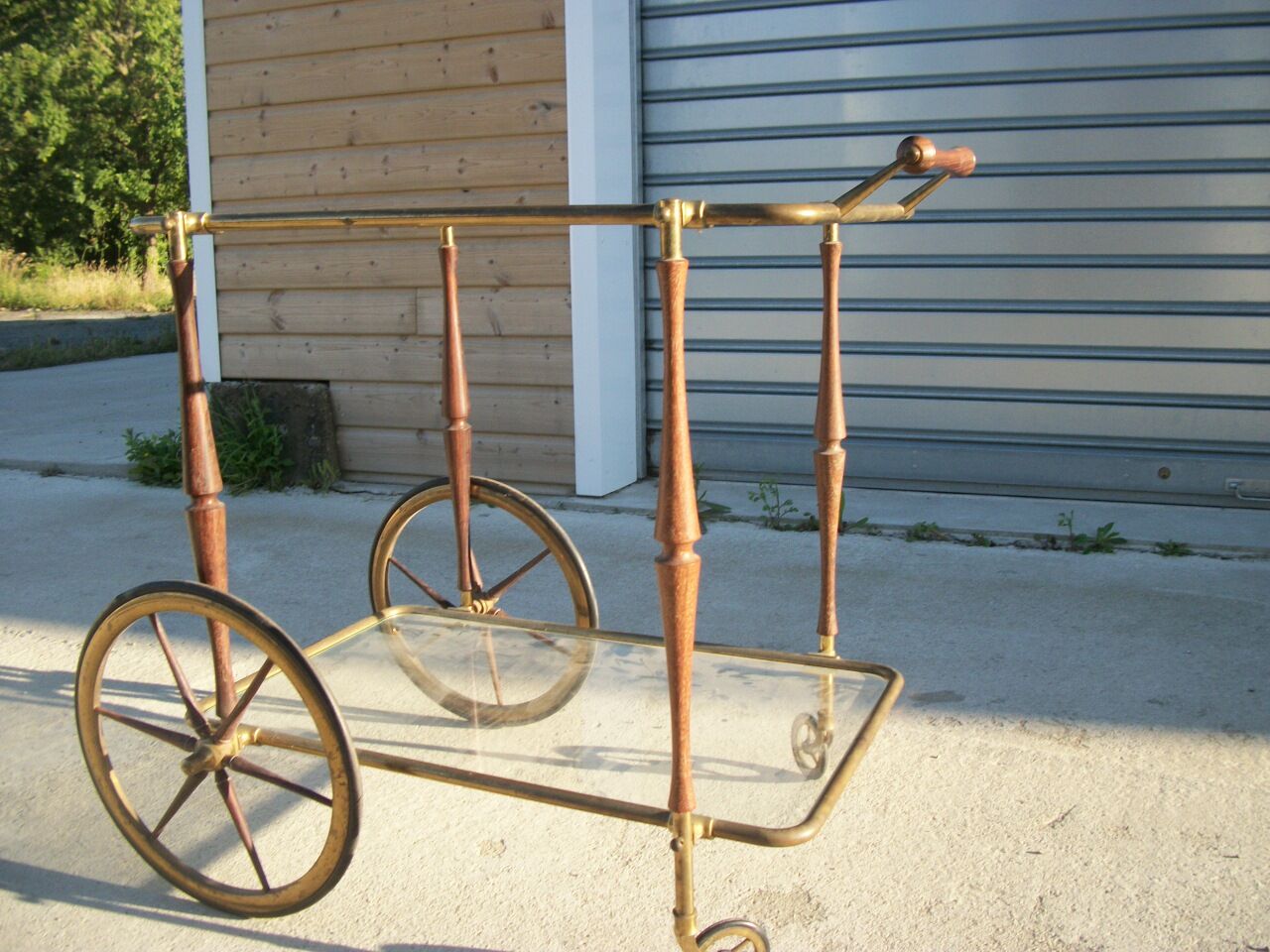 Rolling serving table