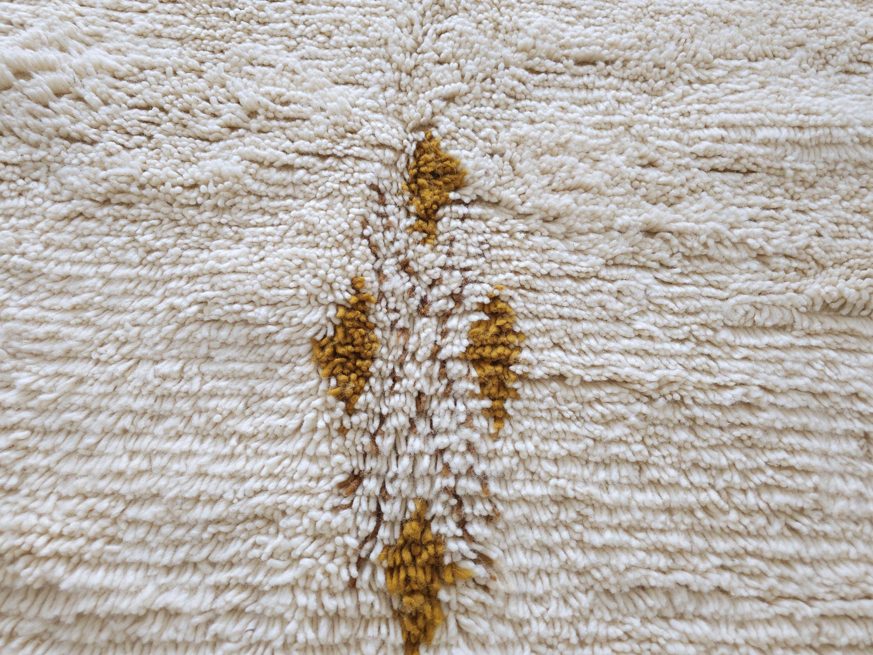 Large Moroccan rug made of natural wool, dimensions 250x150 cm, handmade.