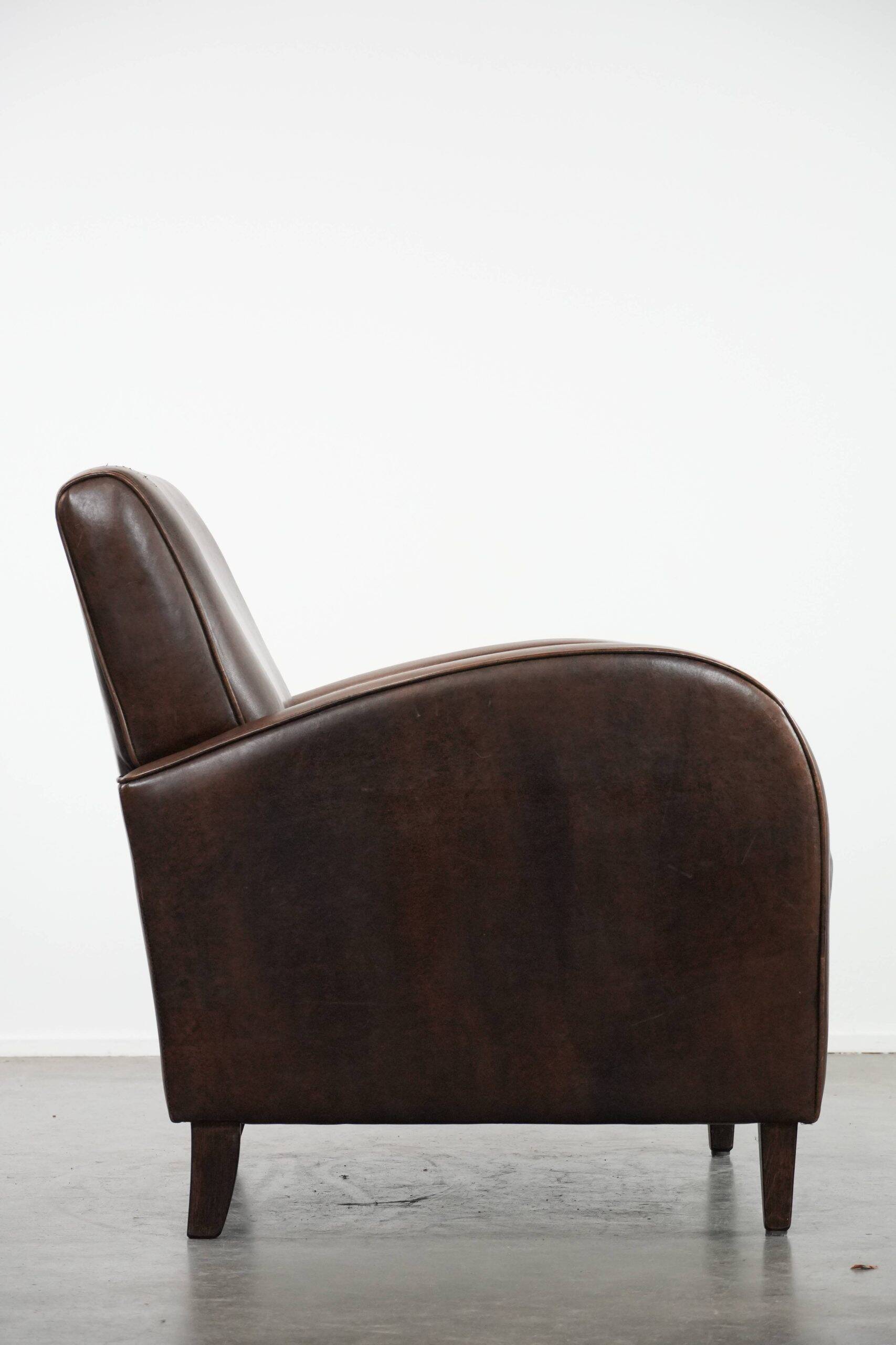 Fauteuil en cuir de mouton élégant et stylé avec un design épuré.