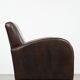 Fauteuil en cuir de mouton élégant et stylé avec un design épuré.