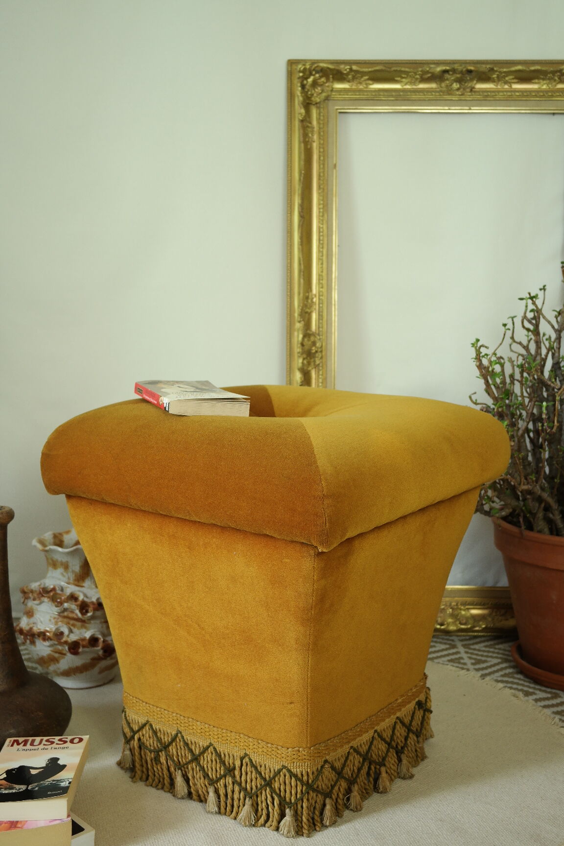 Pouf coffre vintage velours ocre et passementerie