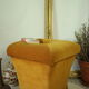 Pouf coffre vintage velours ocre et passementerie