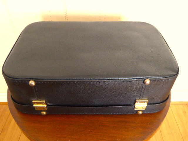 Vintage suitcases Mother & Daughter