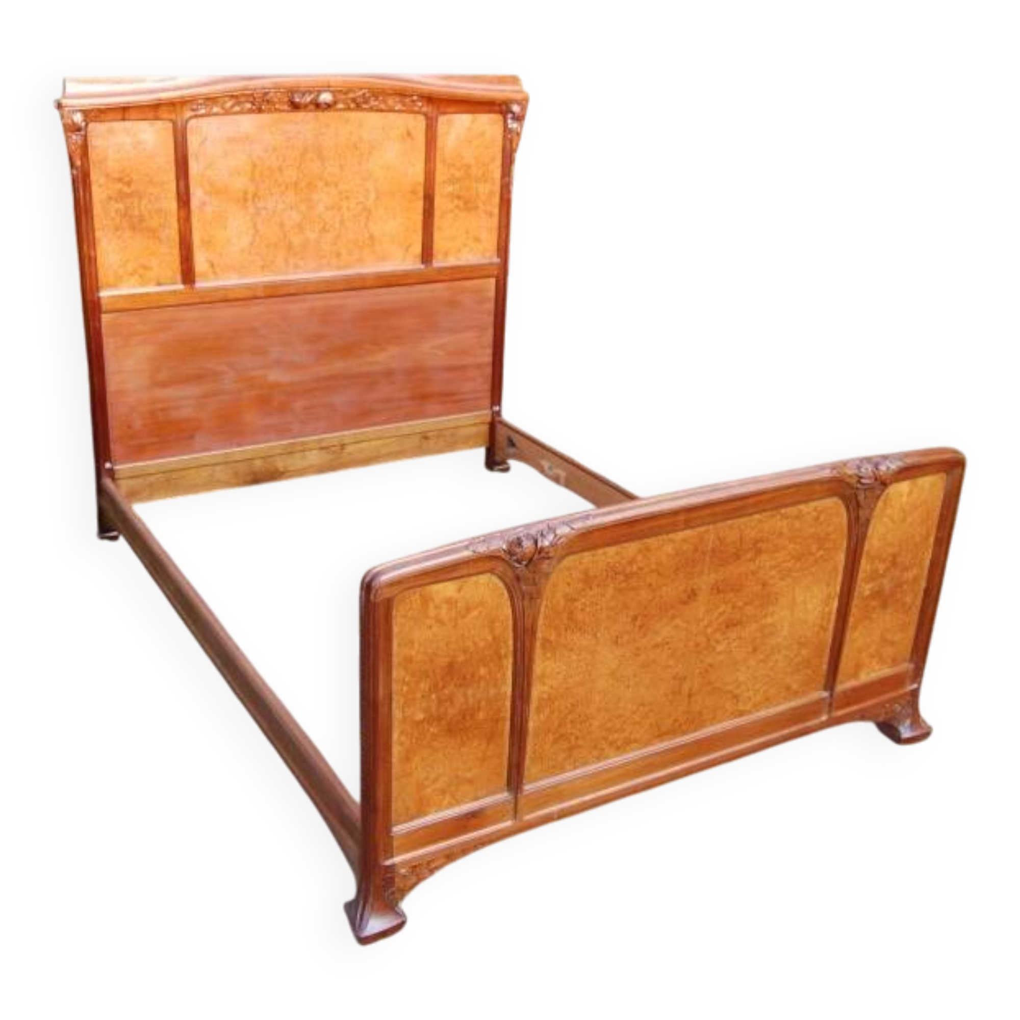 Art Nouveau period bed in mahogany and elm burl from the 1900s