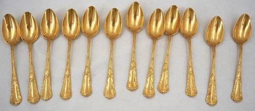 Christofle Chrysanthème doré, 12 cuillères à moka, café, 12,3 cm, monogramme BP.