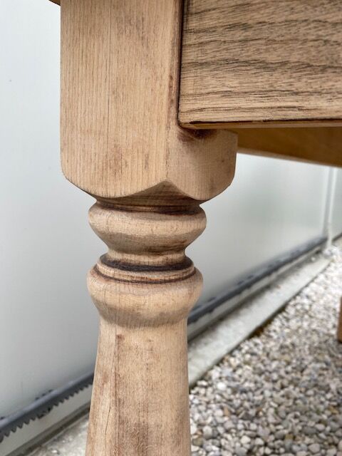 Extendable stripped farm table