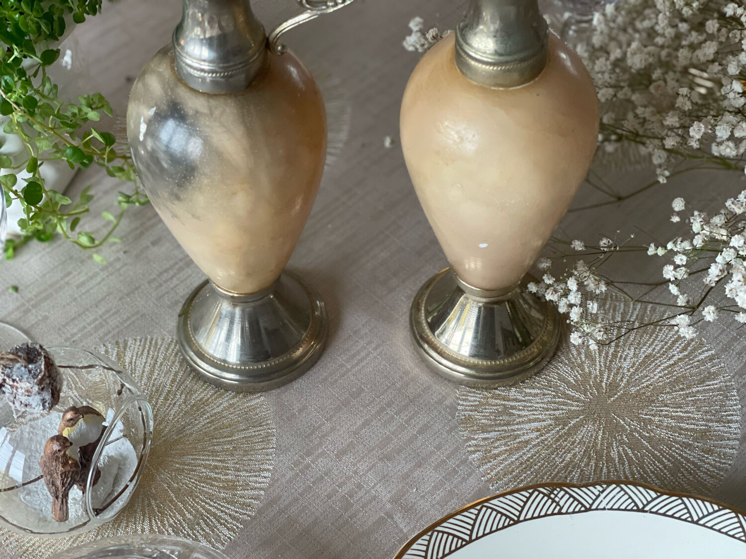 2 alabaster soliflores