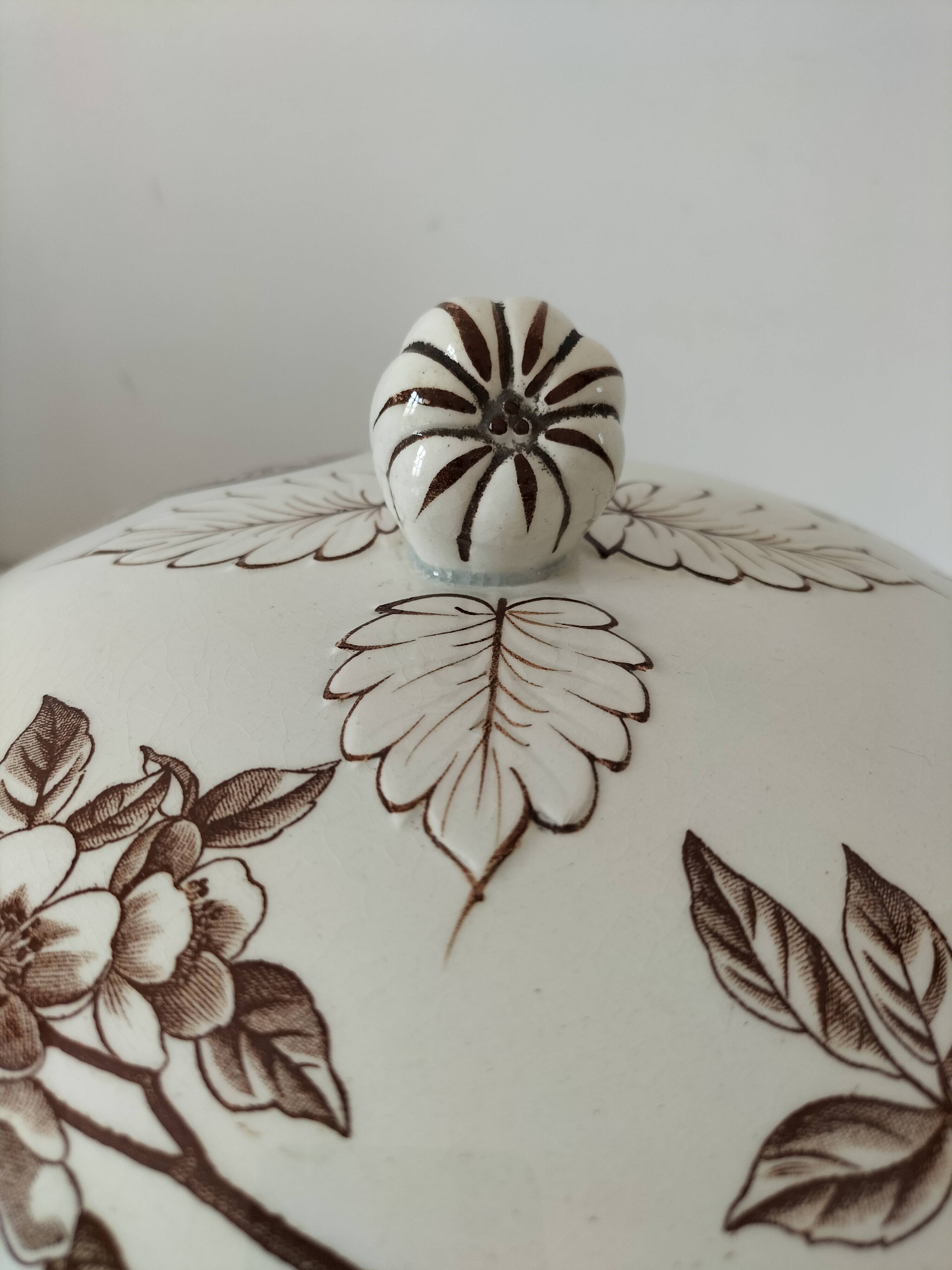 Soupière ancienne en terre de fer – décor "Marguerite", Grand Dépôt Paris