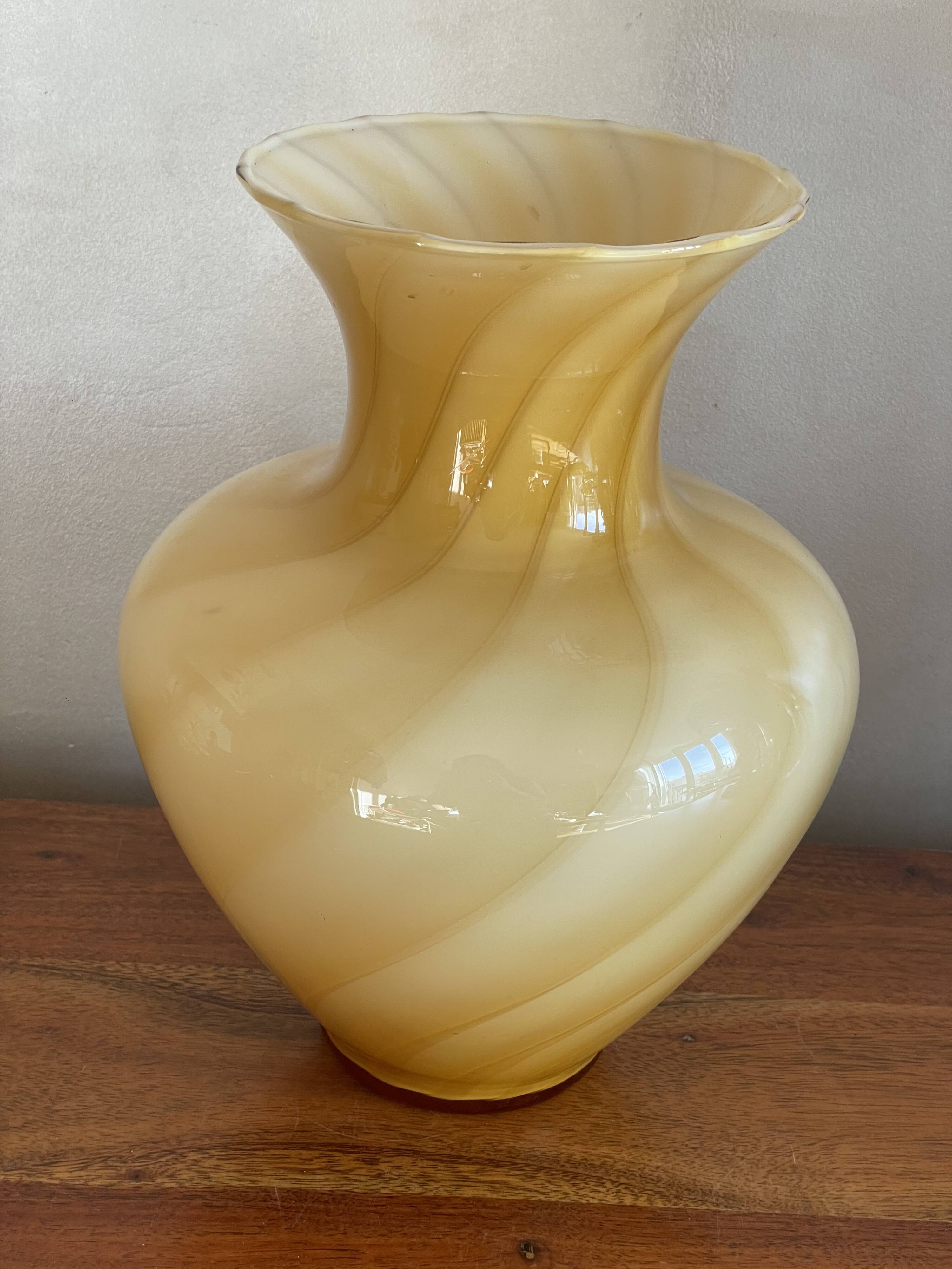 Round vase