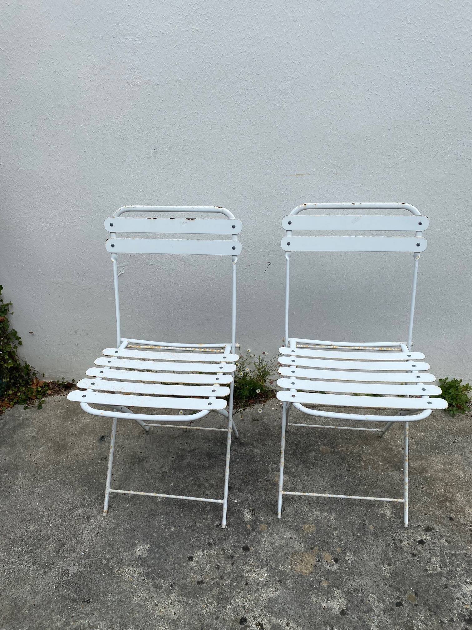 Pair of 80s folding garden chairs in white metal