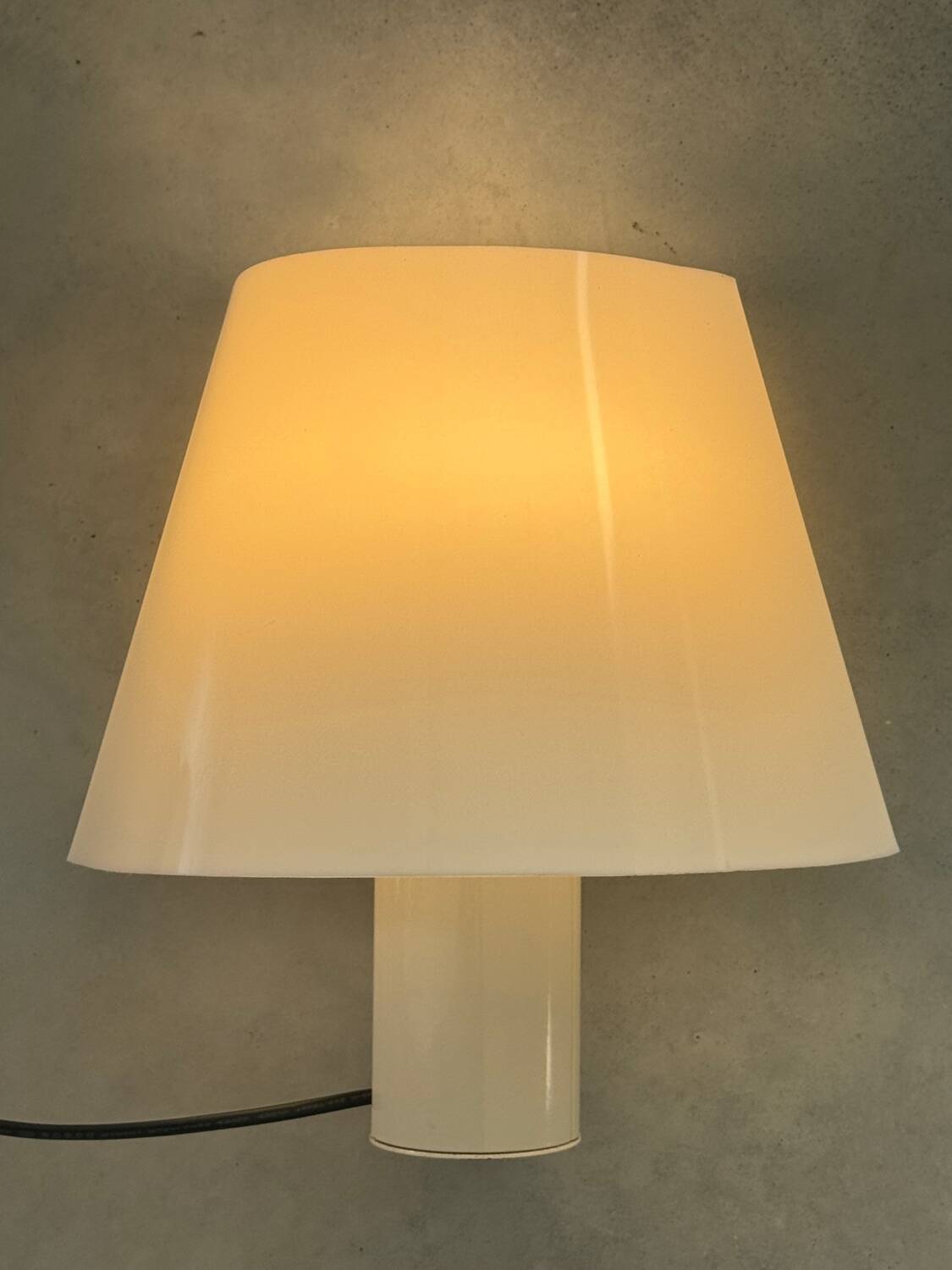 Lampe applique harvey guzzini design italien des années 1970