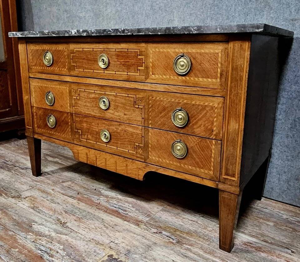 Commode époque Louis XVI en marquéterie époque XVIIIeme