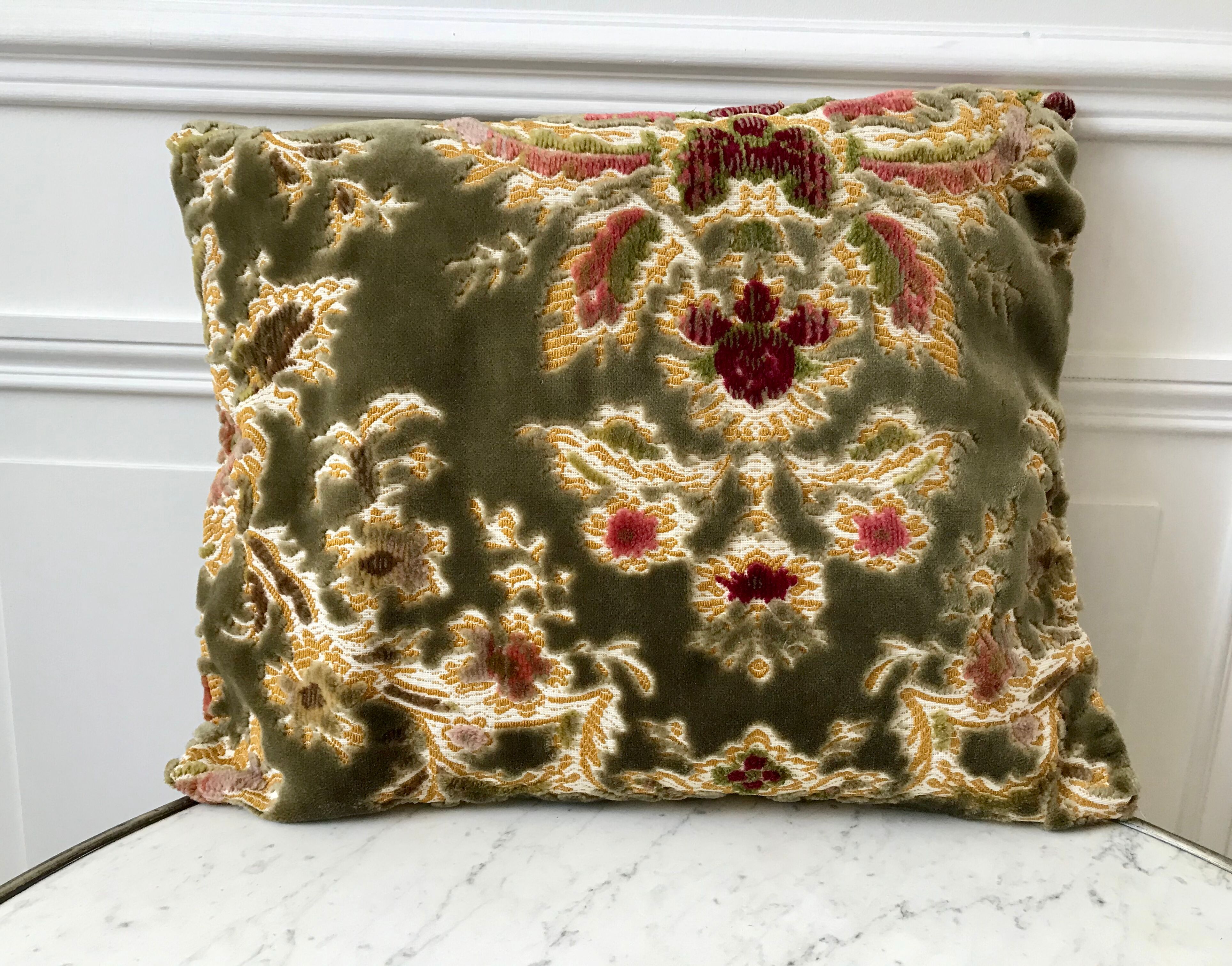 Coussin en velour ras vert sauge années 70