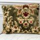 Coussin en velour ras vert sauge années 70