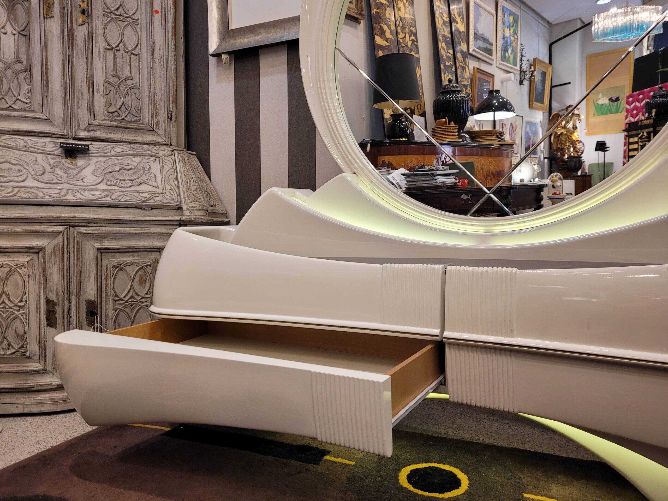 Cómoda / Tocador style Space Age, Firma DBM, lacquered wood and glass fiber, 70's – Italia