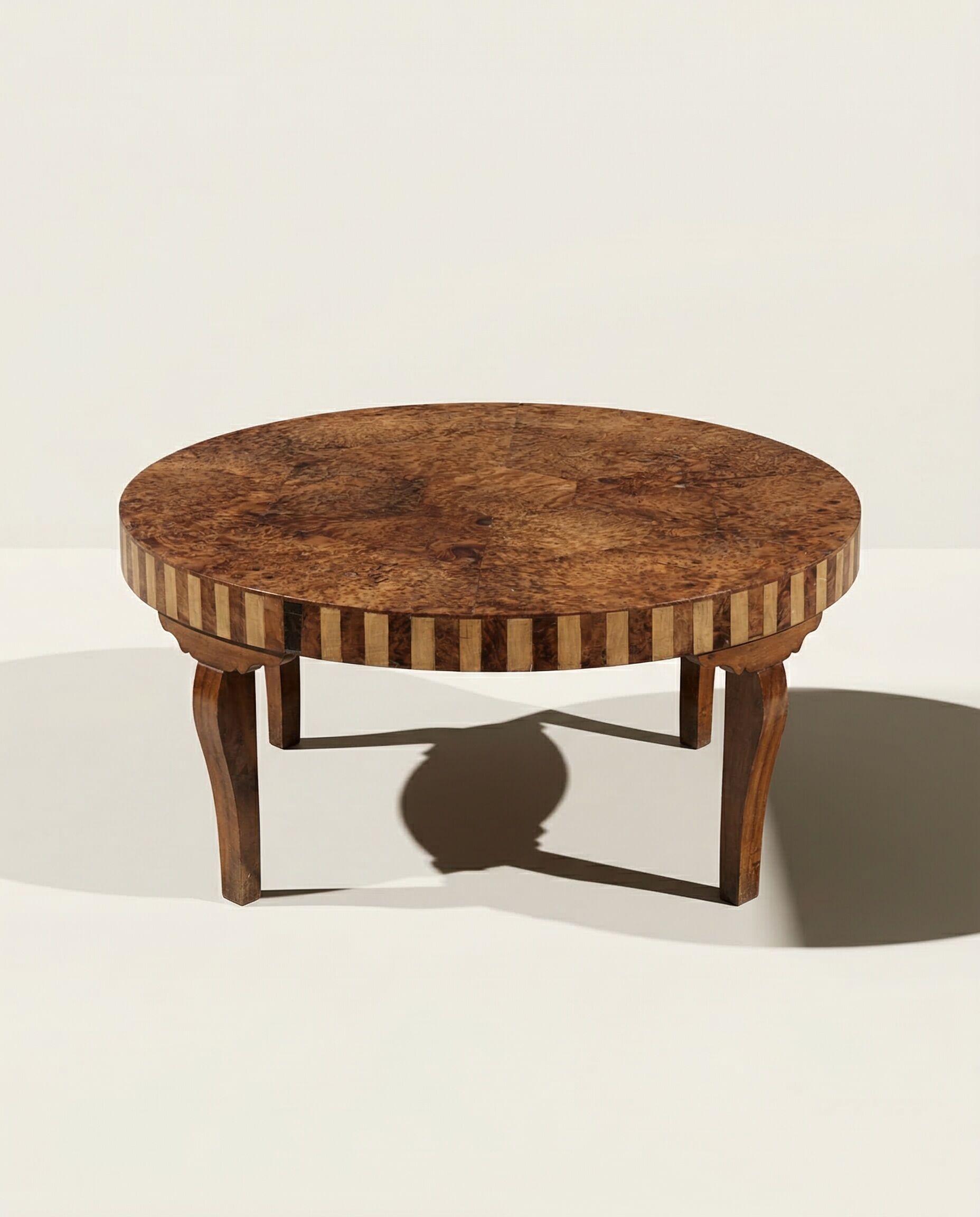 Round coffee table in Elm Burl, Art Deco decorative work - Year 1941