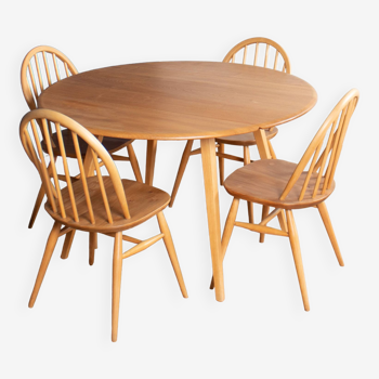 Table de salle à manger ronde Windsor Ercol blonde rétro et quatre chaises de cuisine Windsor modèle 370