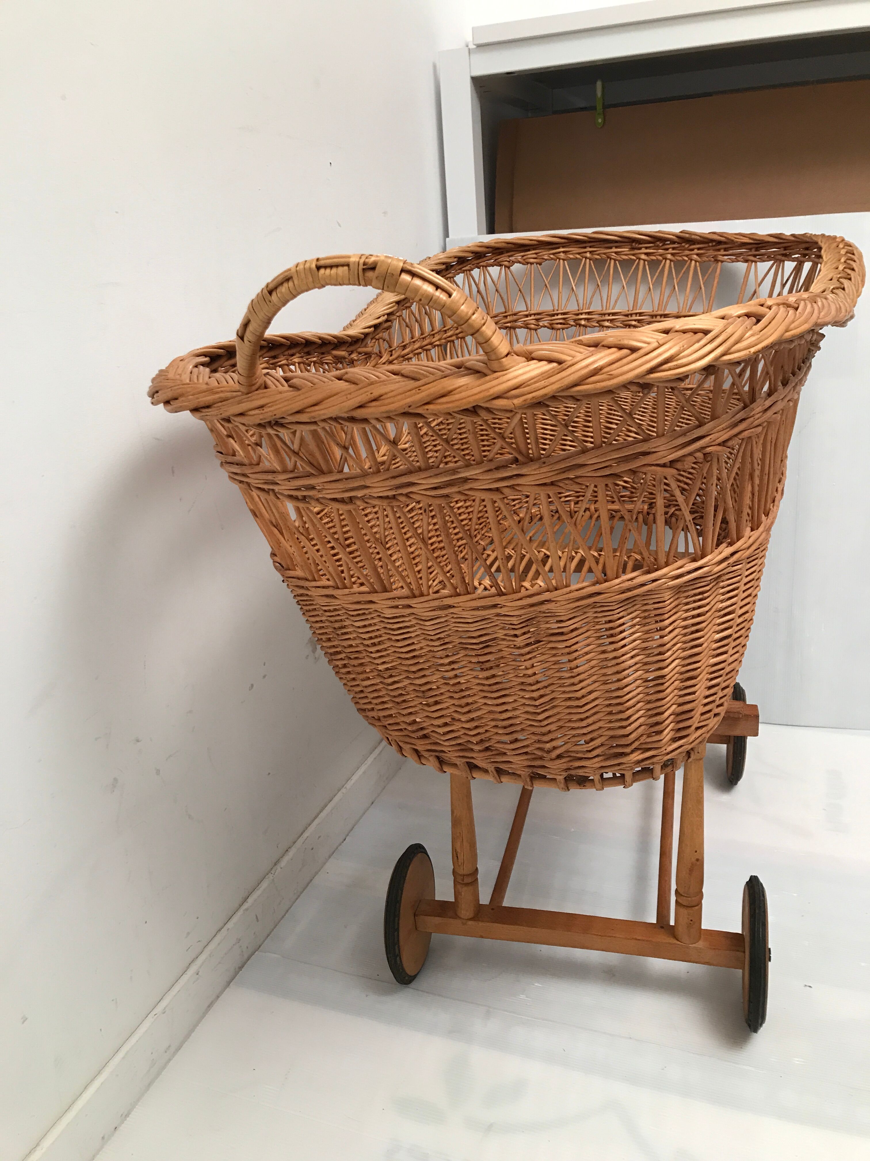 Vintage wicker cradle with 50-60s wheels