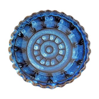 Cut or pocket in polychrome varnished sandstone with a blue and floral decoration