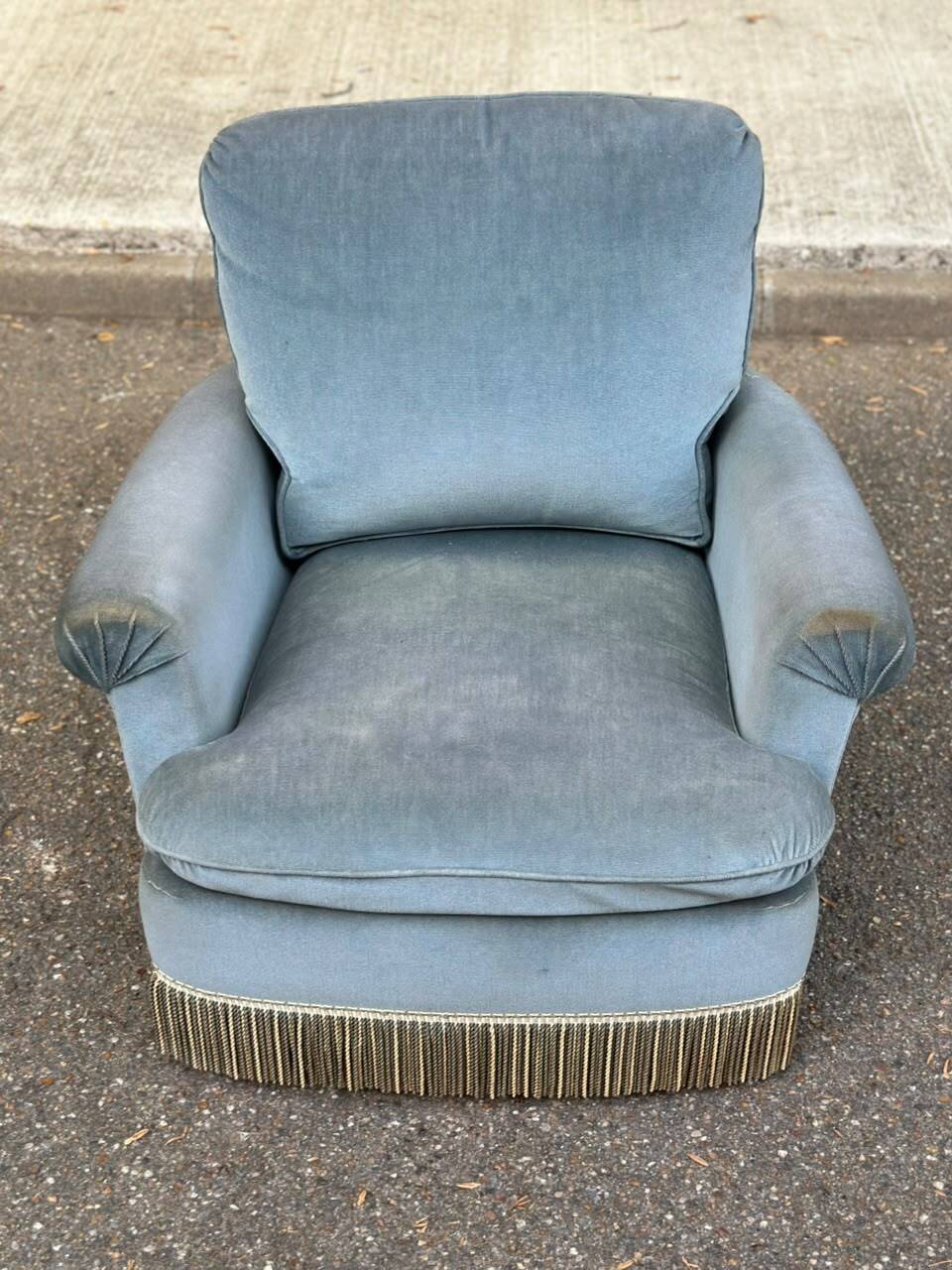 Vintage BUROV crapaud armchair in blue velvet with fringes – 1960s/70s