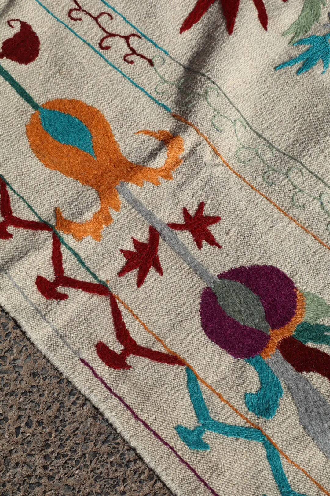 White blue multicoloured kilim suzani rug – 240x170 cm